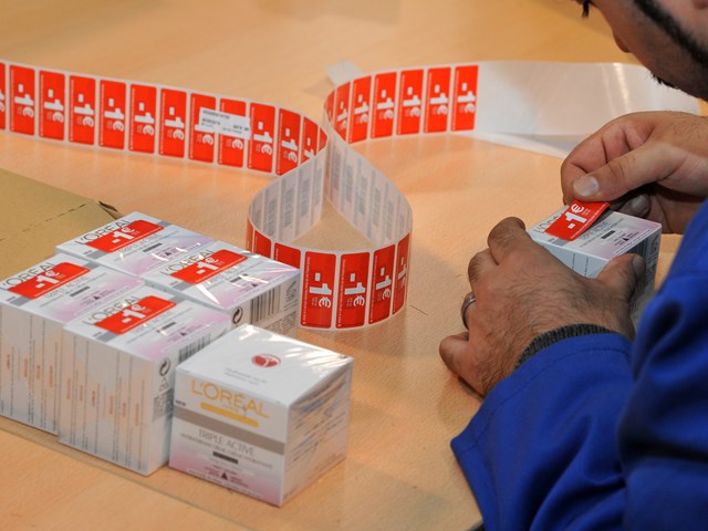 Collage d'étiquette sur produits pharmaceutiques